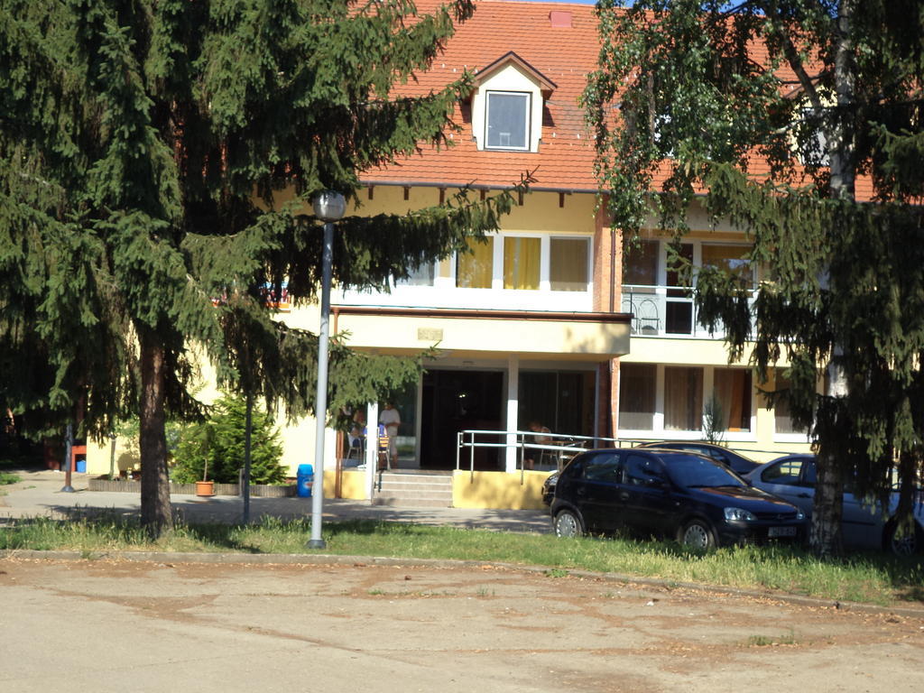 Touring Hotel Berekfürdő Buitenkant foto