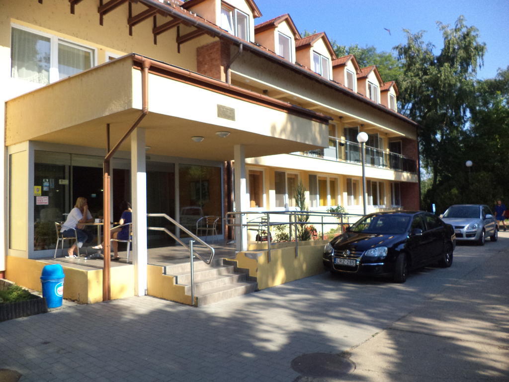 Touring Hotel Berekfürdő Buitenkant foto